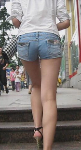 街拍性感热裤美腿上楼梯腿超长