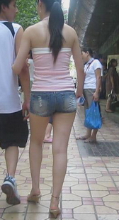 街拍成熟少妇腿很白