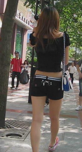 街拍黑色性感少妇