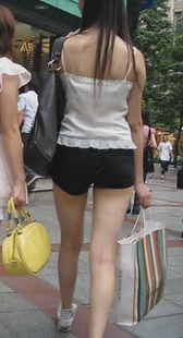 街拍少妇热裤比内裤还短啊