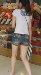 跟拍热裤性感美腿少妇