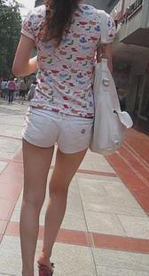 街拍少妇屁股夹得好紧性感美腿