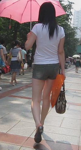 街拍少妇走路已经严重变形