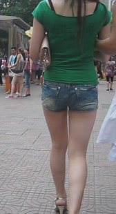 街拍牛仔热裤少妇