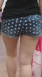 跟拍少妇紧身大屁股