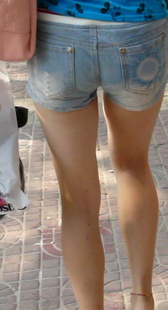 跟拍牛仔热裤性感长腿
