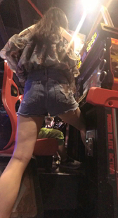 游戏城长腿牛仔短裤少女