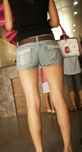 街拍热裤少妇美腿长又发光