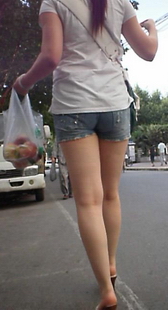 街拍少妇屁股要是再大一点更好