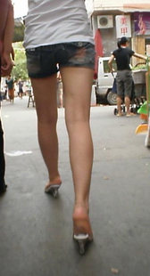 街拍长腿少妇