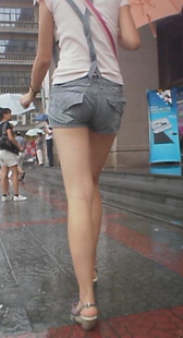 街拍性感少妇美腿身材好