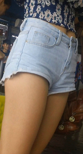 紧身牛仔短裤真诱人