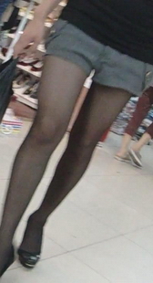 街拍黑丝性感美腿