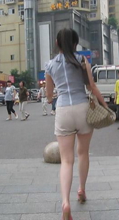 街拍布裤少妇美腿美臀