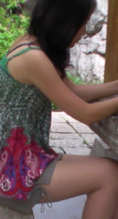 跟拍一美腿少女玩手机