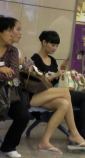 跟拍性感小妹化装浓