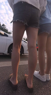 街拍两牛仔短裤少女