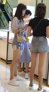 商场翘臀牛仔短裤大学妹
