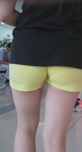 小妹也穿得这样的紧