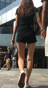 街拍黑牛仔短裤长发妹子