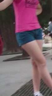 街拍一热裤小妹