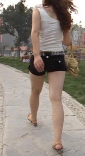 跟拍一性感黑裤少妇