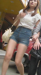 街拍一极品少妇长得真漂亮啊