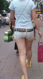 紧身牛仔热裤屁股大