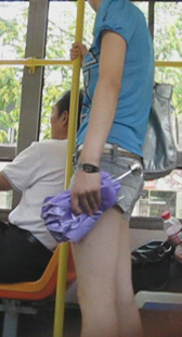 公交热裤小美女