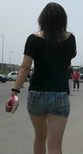 大屁股少妇走路就是会扭