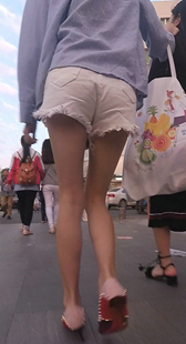 街拍热裤小妹腿美