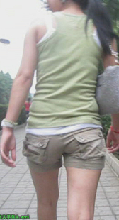 街拍热裤美腿小妹