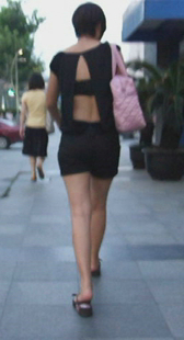 少妇穿着如此开放