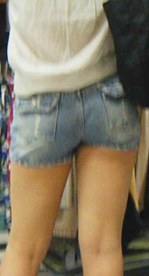 商场热裤圆臀少妇