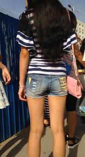 街拍蓝牛短裤深沟少妇