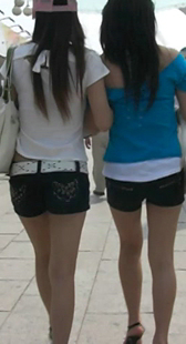 街拍两热裤美腿小妹