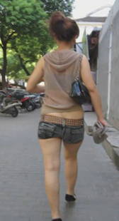 热裤露腰大屁股少妇