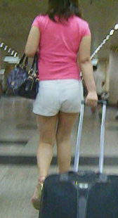 机场圆臀热裤少妇