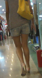 商场热裤美腿小妹