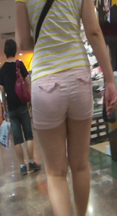 商场高挑热裤圆臀小妹