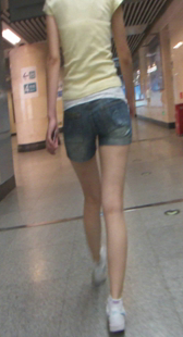 热裤小妹上楼梯勾深