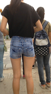 紧身牛仔短裤紧臀少妇