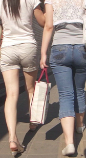 性感热裤小妹配大屁股少妇