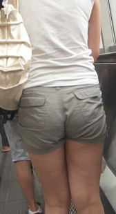 紧身热裤少妇上楼梯