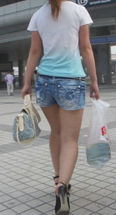 热裤高跟性感小妹