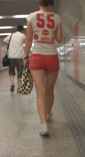 街拍少妇腰细屁股大又紧