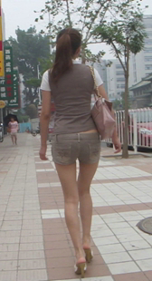 热裤长腿少妇走姿迷人