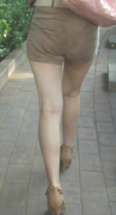 高跟热裤小妹能扭成这样