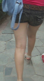 紧身牛仔热裤小妹