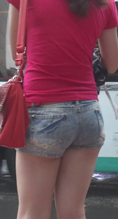 街拍大屁股热裤内痕紧